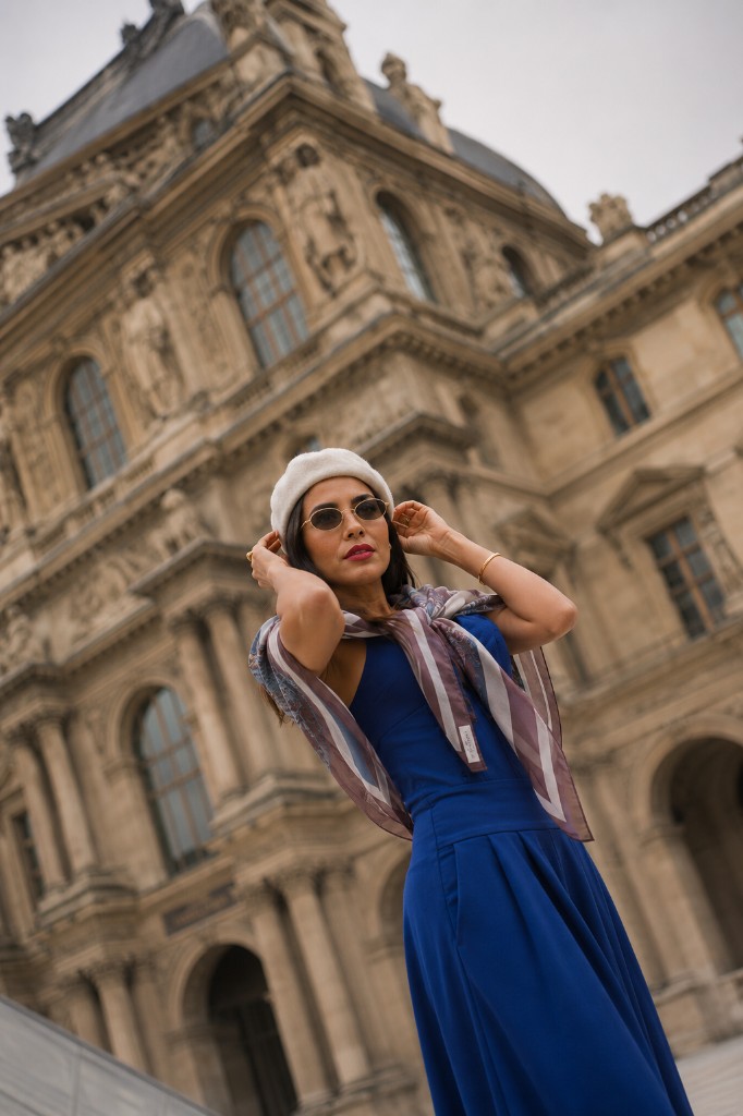 Ensaio de viagem com vestido azul